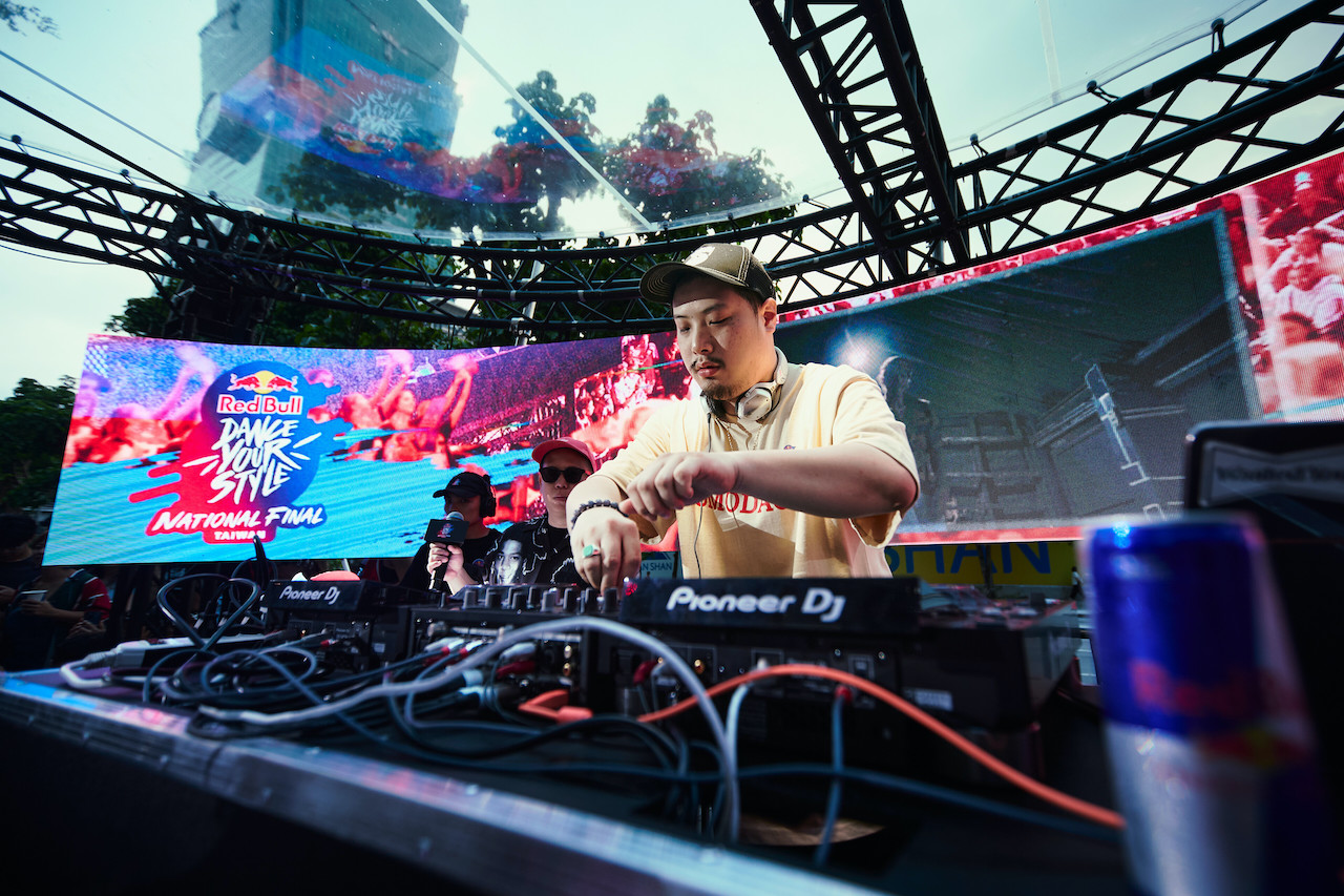 圖5_Red Bull Dance Your Style將由DJ 隨機播放跨越各種曲風的音樂，舞者必須以即興實力、個人魅力與氣場征服觀眾。（Red Bull 提供）